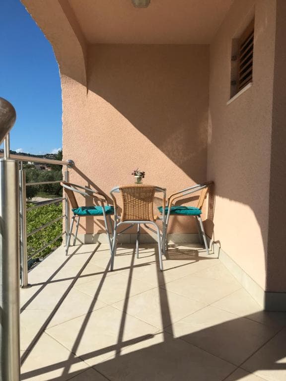 Balkon s pogledom na vrt i zelenilo