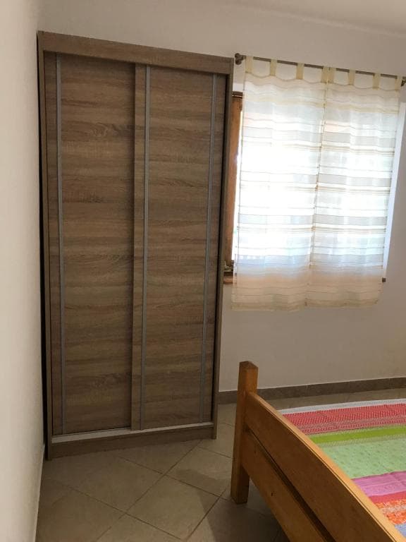 Prostrani garderobni ormar u spavaćoj sobi