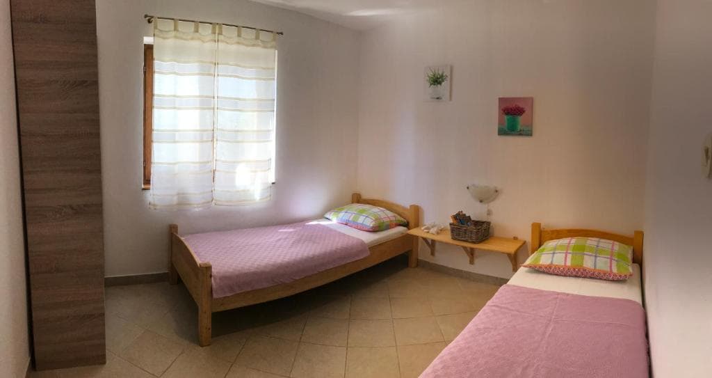 Spavaća soba s dva odvojena kreveta